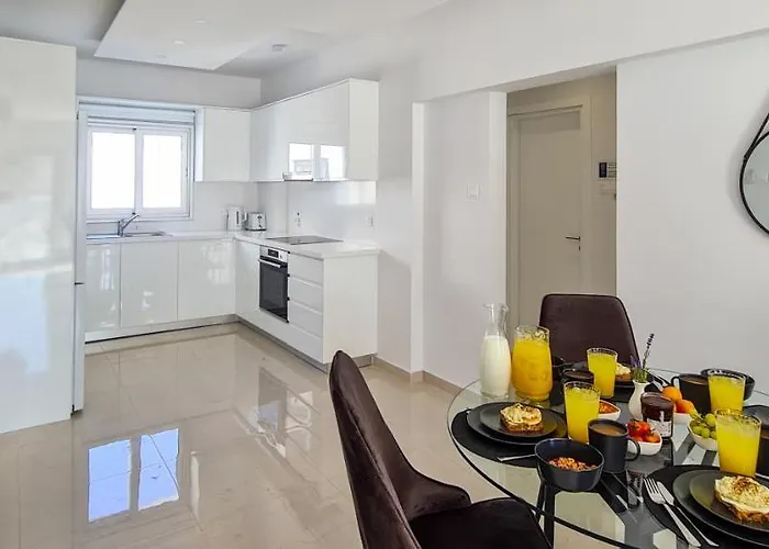 Phaedrus Living: Seaside Luxury Flat Lighthouse 65