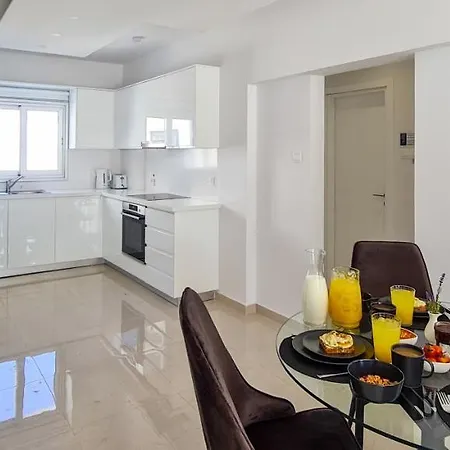 Phaedrus Living: Seaside Luxury Flat Lighthouse 65